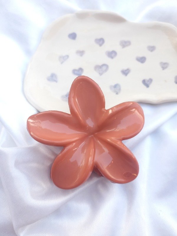 Producto - broche flor liso (chocolate)