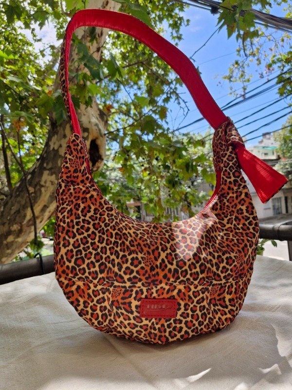 Producto - Cartera banana 2.0 animal print y rojo