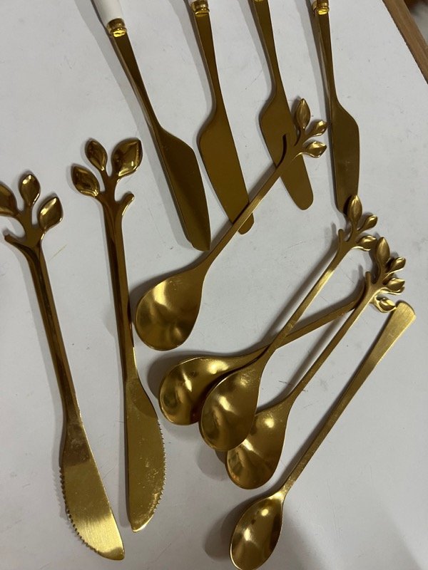 Producto - cubiertos de copetín dorados
