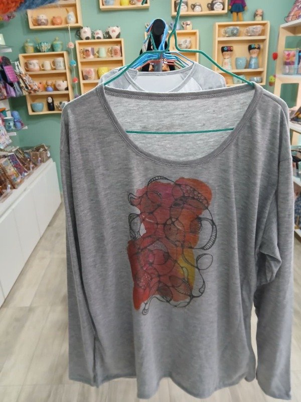 Remera gris abstracta