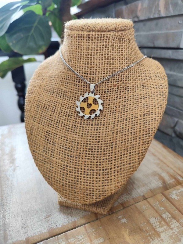 Producto - Collar cruz orlada. Acero quirúrgico.