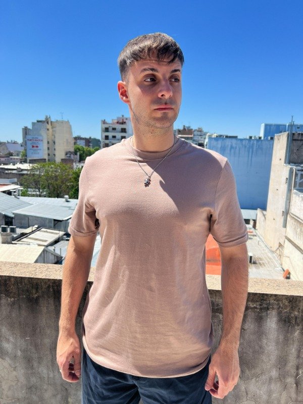 Producto - Remera slim fit marrón