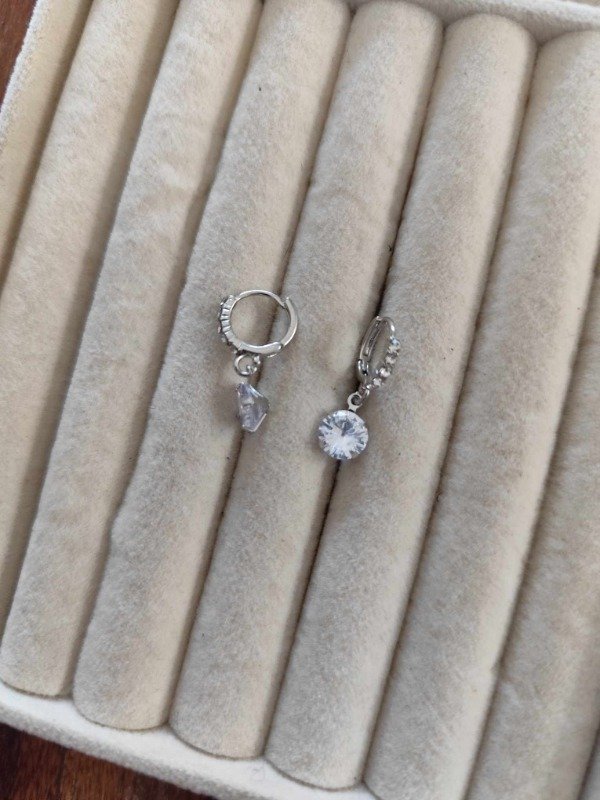 Producto - Aros argolla strass redondo + mini strass. Plateado.