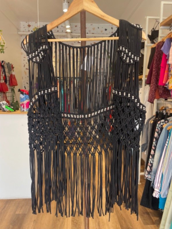Producto - Chaleco con flecos negro talle M/L