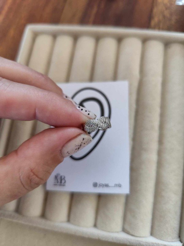 Producto - Aro cuff ondulado strass. Plateado.