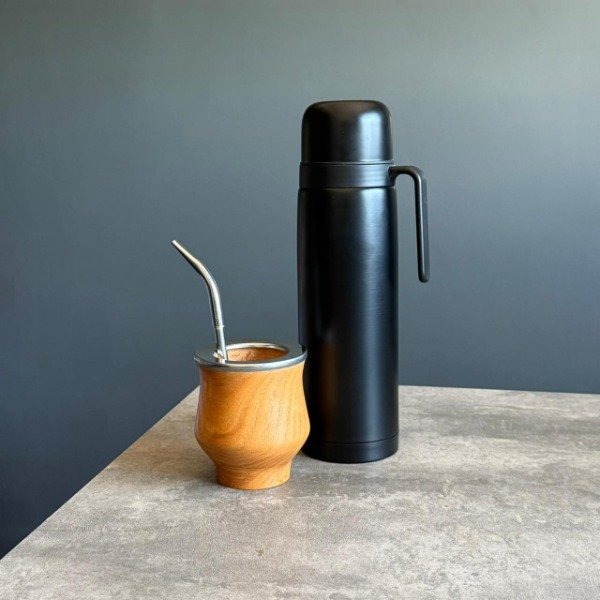 Producto - Combo 25 Camionero de Algarrobo con Bombilla y Termo media manija negro 1 Litro