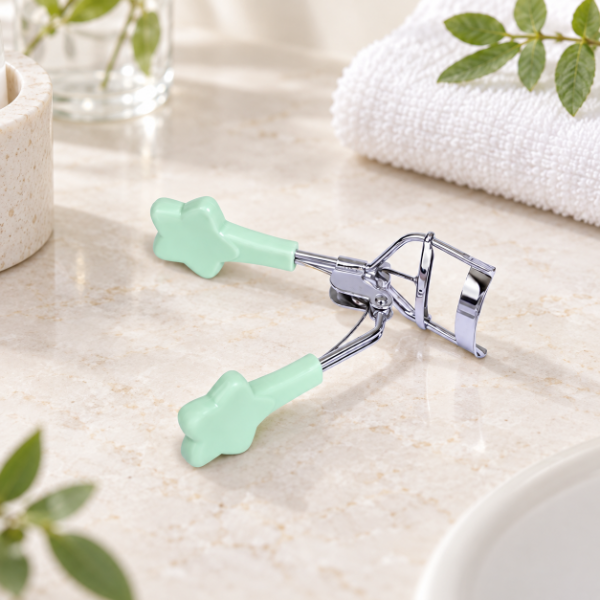 Producto - ARQUEADOR RIZADOR DE PESTAÑAS CON PEINE FORMA CORAZON COLORES PASTEL SURTIDOS - 1