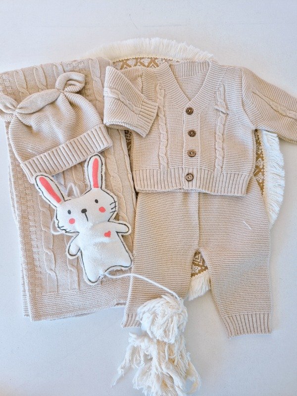 Producto - Set de nacimiento de HILO beige unisex