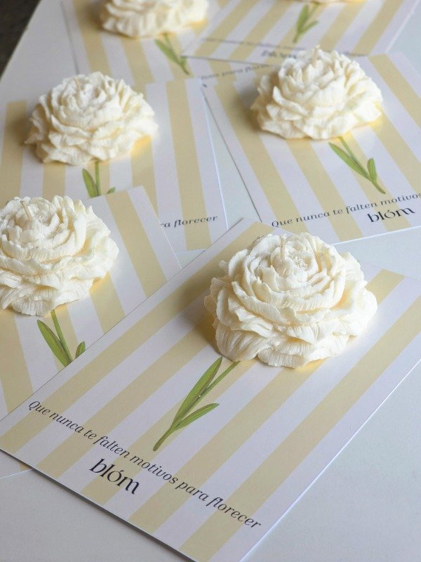 Producto - Vela peonia con tarjeta