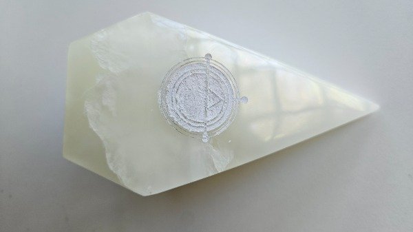 Producto - Obelisco 4 caras Onix Blanco