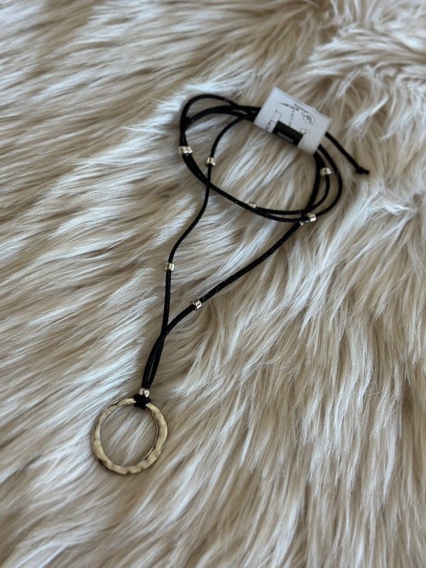 Producto - CHOKER DE GAMUZA MINI ARGOLLA Y CORDÓN NEGRO