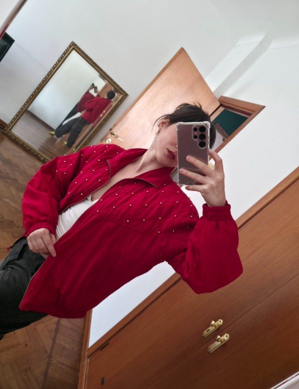 Campera de seda roja