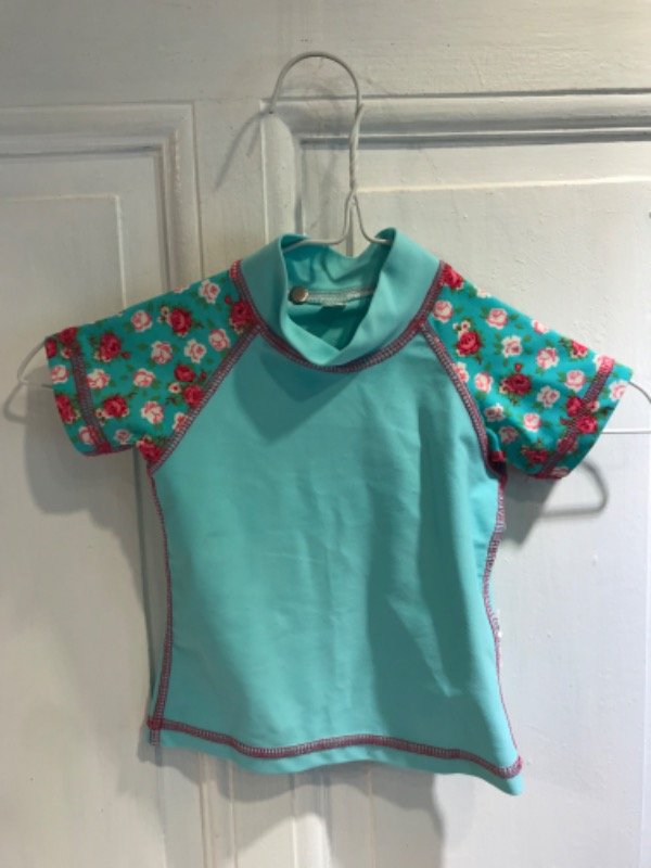 Producto - Remera COMO AGUA con filtro uv turquesa floreada- Talle 2 años- PRECIO: 11x