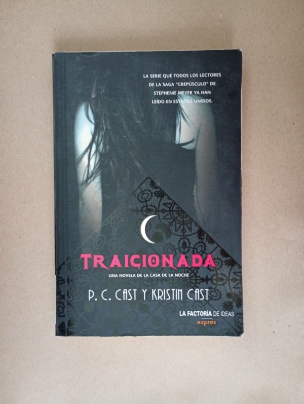 Producto - Traicionada - P C y Kristin Cast - La Factoría de Ideas 2012
