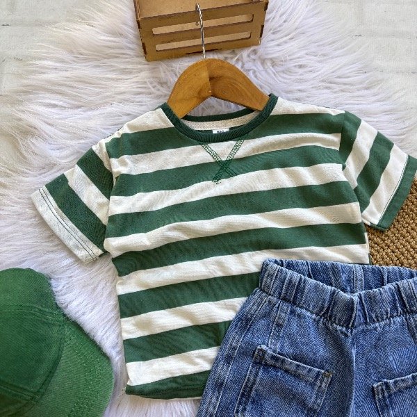 Remera rayada over en color verde