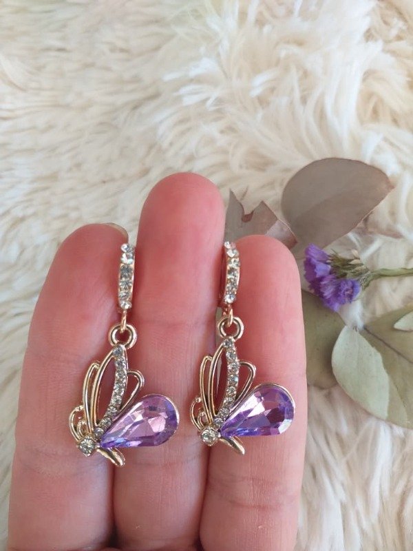 Producto - AF0038 Aro Cubano strass Mariposa colgante piedra Lila