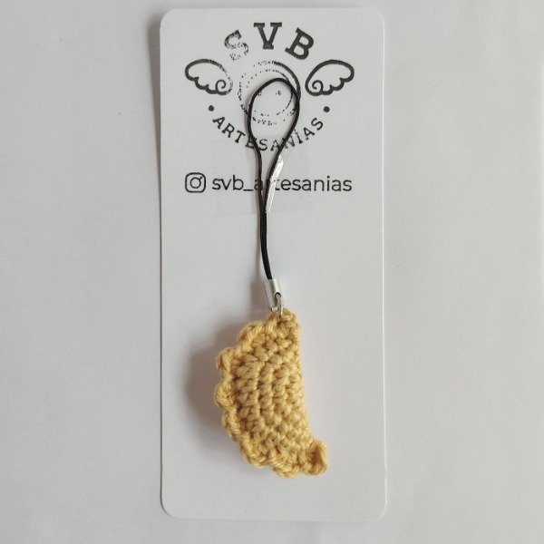Producto - Colgante para celular empanada tejido amigurumi