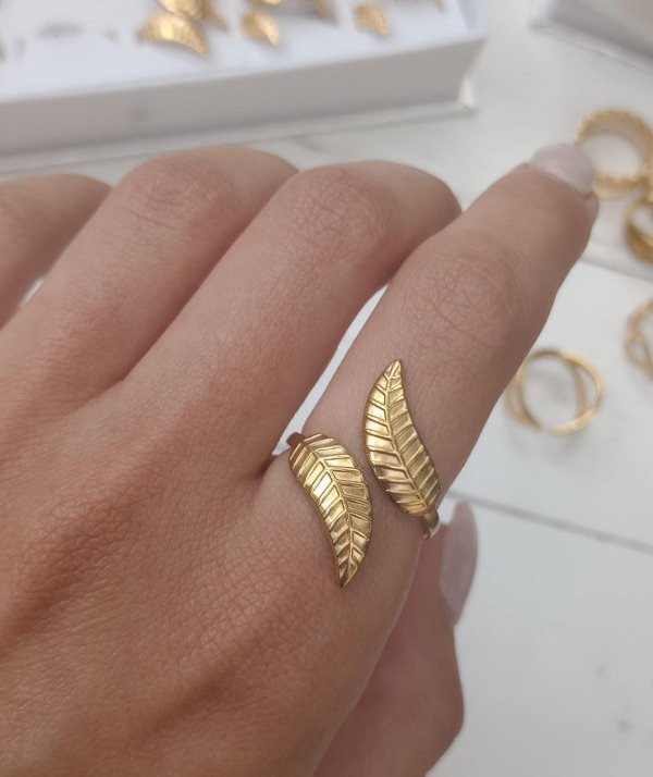 Producto - Anillo Hojas Labradas - Acero Dorado