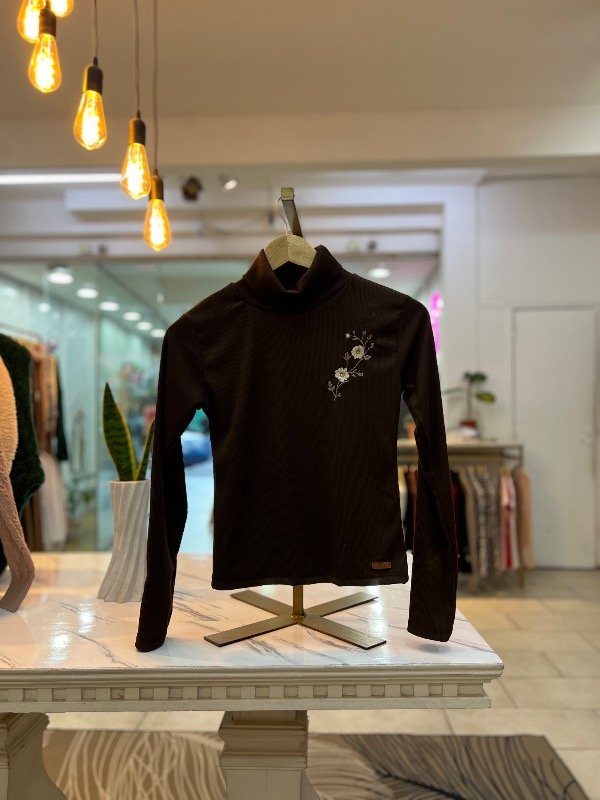 Producto - Polera básica bordada Negro 0599 - 3