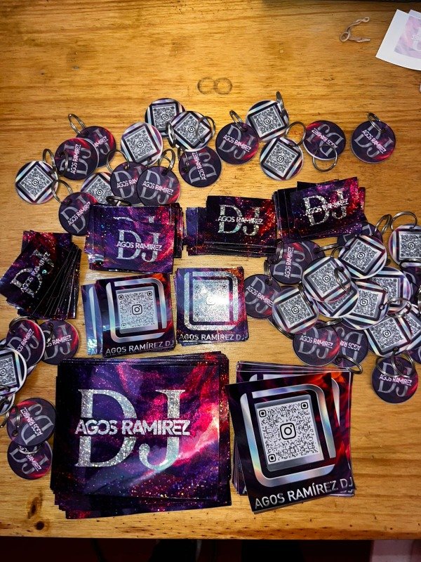 Producto - 50 LLAVEROS + 400 STICKERS