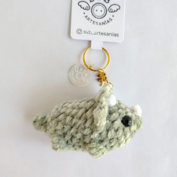 Producto - Llavero triceratops mediano tejido chenille amigurumi