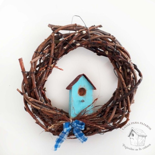 Producto - Corona de sauce con mini casita para pájaros celeste