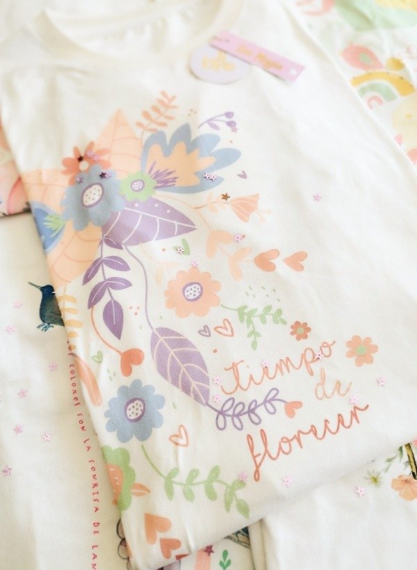 Producto - Remera TIEMPO DE FLORECER vainilla