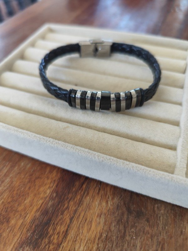 Producto - Pulsera cuero barra negra. Acero quirúrgico.