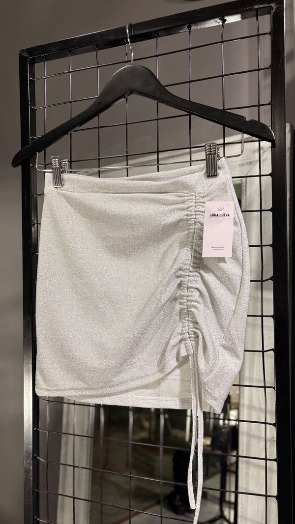 Producto - POLLERA BRILLOS PLATA C/FRUNCE Y TAJO efectivo pesos 14.500