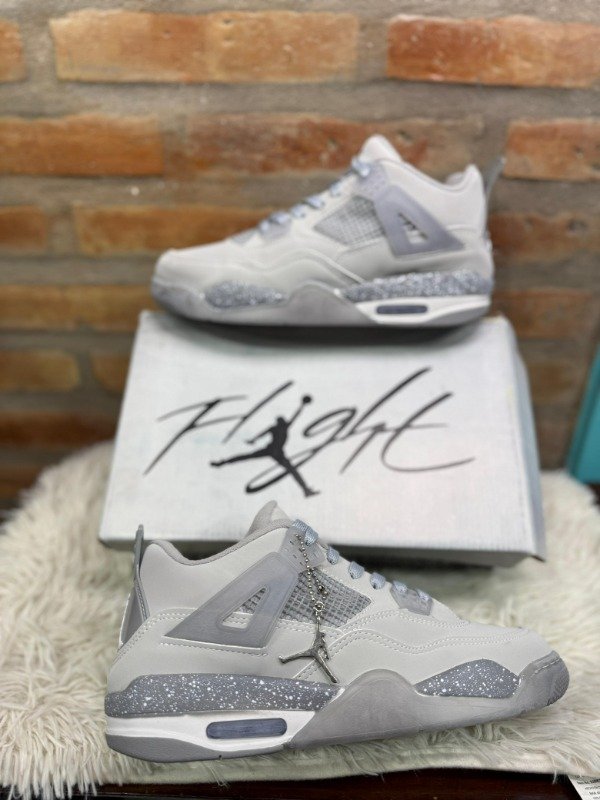Producto - JORDAN RETRO 4 GRIS