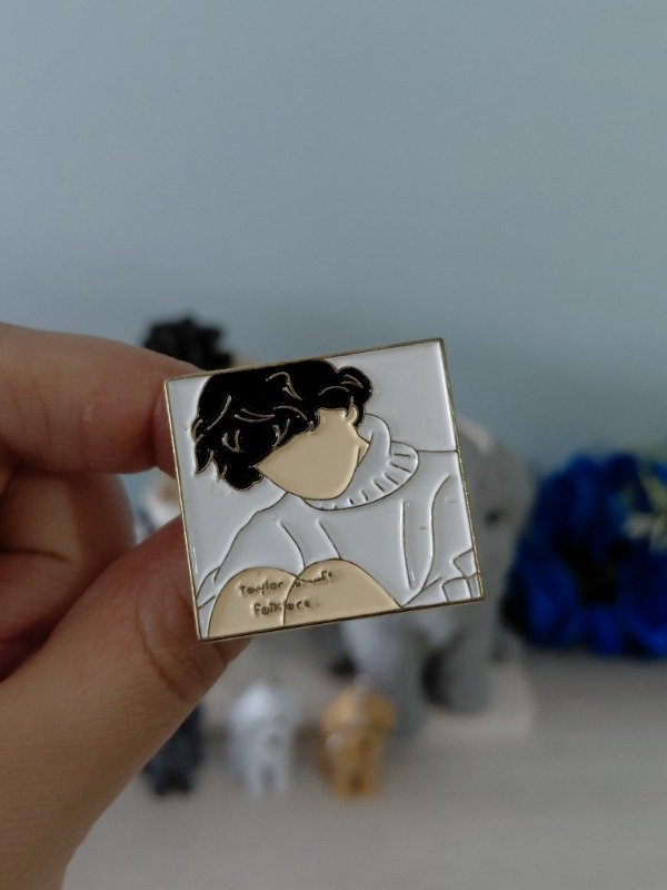 Producto - Pin metalizado - Taylor Swift "Folklore" #2549