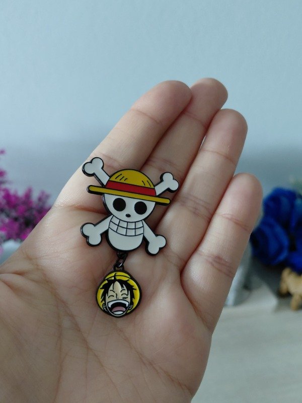 Producto - Pin metalizado - One Piece con colgante #2079