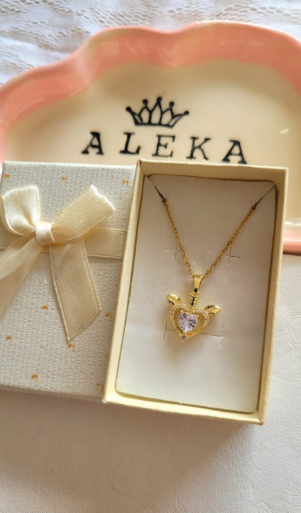 Producto - Collar corazón con alas de acero dorado - 0