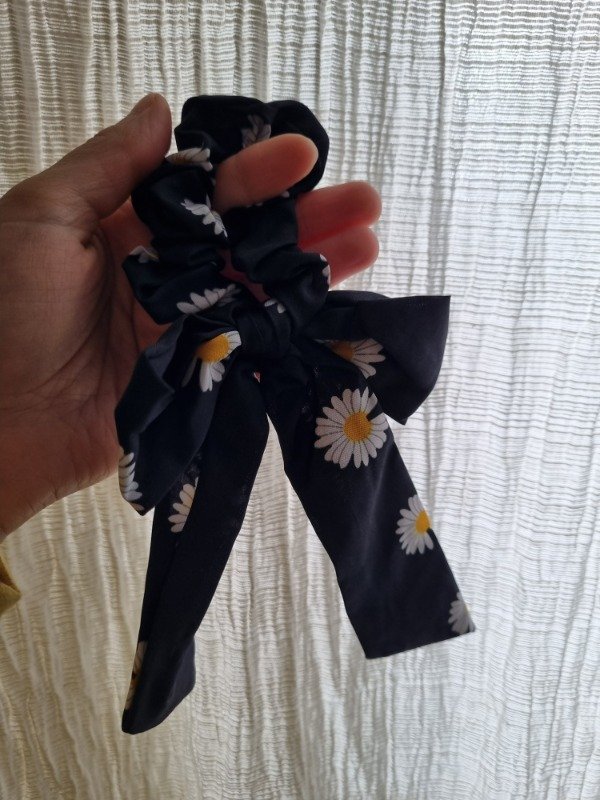 Producto - Scrunchie + lazo con margaritas negro