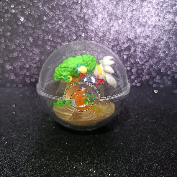 Producto - Raboot Terrarium Collection Series (pokeball rasgada) RE-MENT