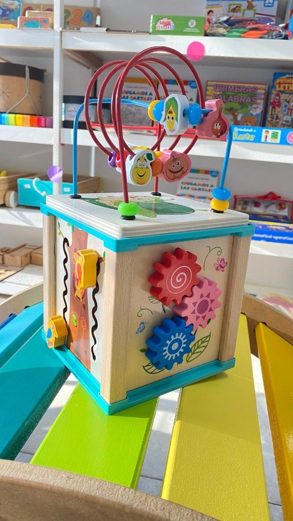 Producto - Cubo de madera didáctico con propuestas en sus caras- Kiki