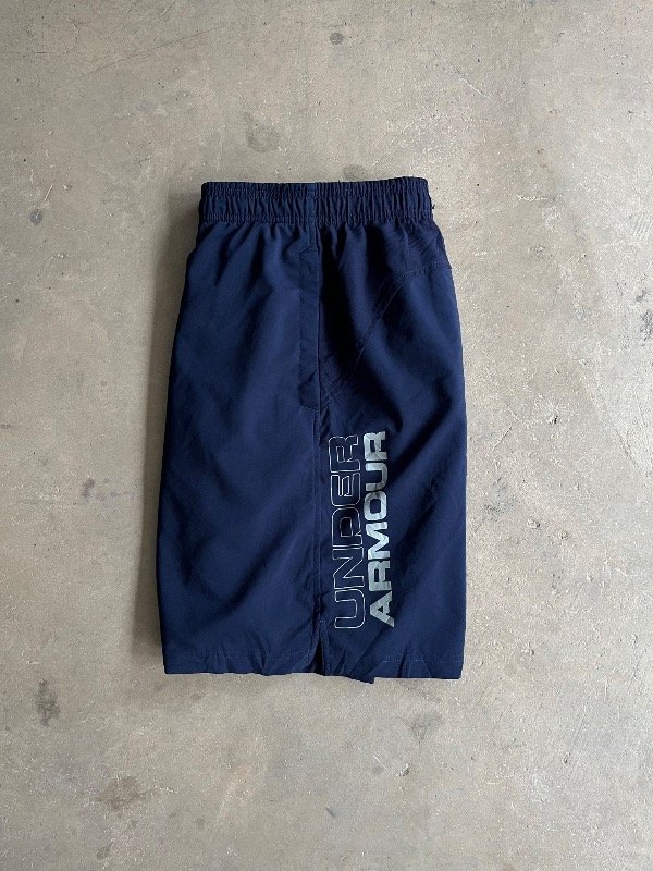 Producto - SHORT ROMPEVIENTO UNDER ARMOUR, BIG LOGO (L)