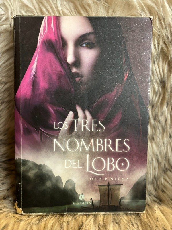 Producto - LOS TRES NOMBRES DEL LOBO - LOLA P. NIEVA