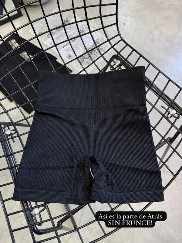 Producto - SHORT D'LIRIO TOTAL BLACK SIN FRUNCE - 6