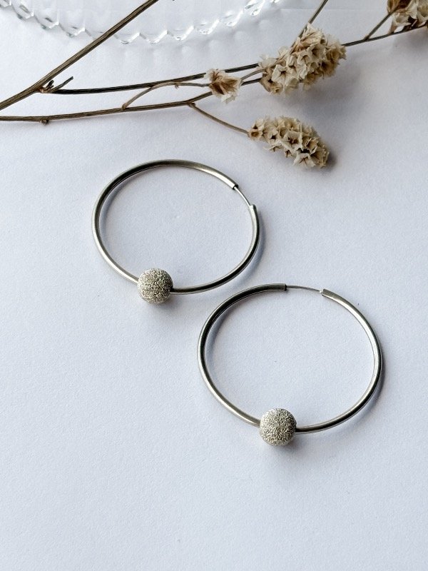 Producto - Argolla con pelotita Arenada 40mm