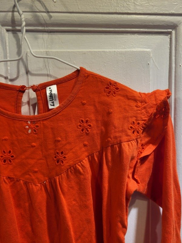 Producto - Remera LE UTTHE colorada con volados y broderie Talle 6 años - PRECIO: 8X - 2