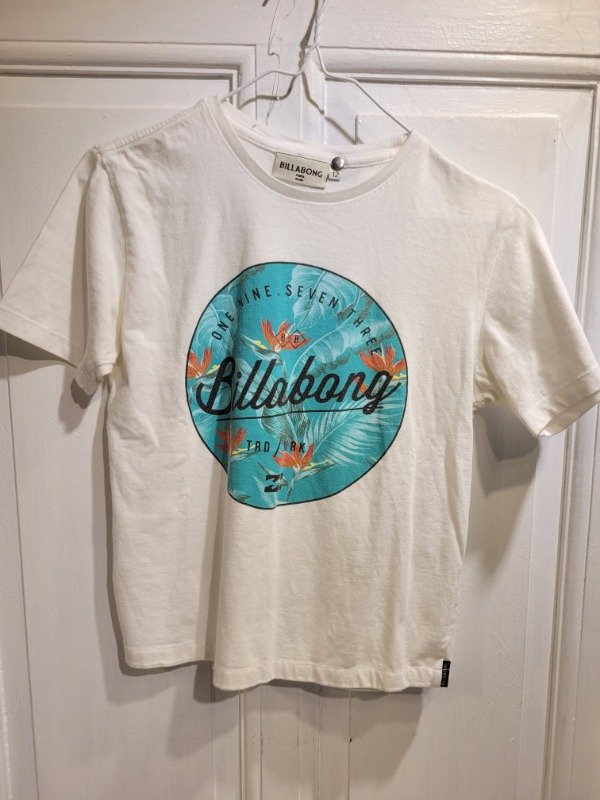 Producto - Remera BILLABONG blanca logo verde Talle 12 años - PRECIO: 14X