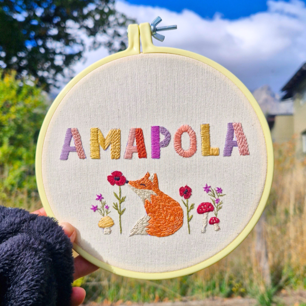 Producto - Bordado personalizado Nombre + detalles decorativos en bastidor plástico (20 cm) - 1