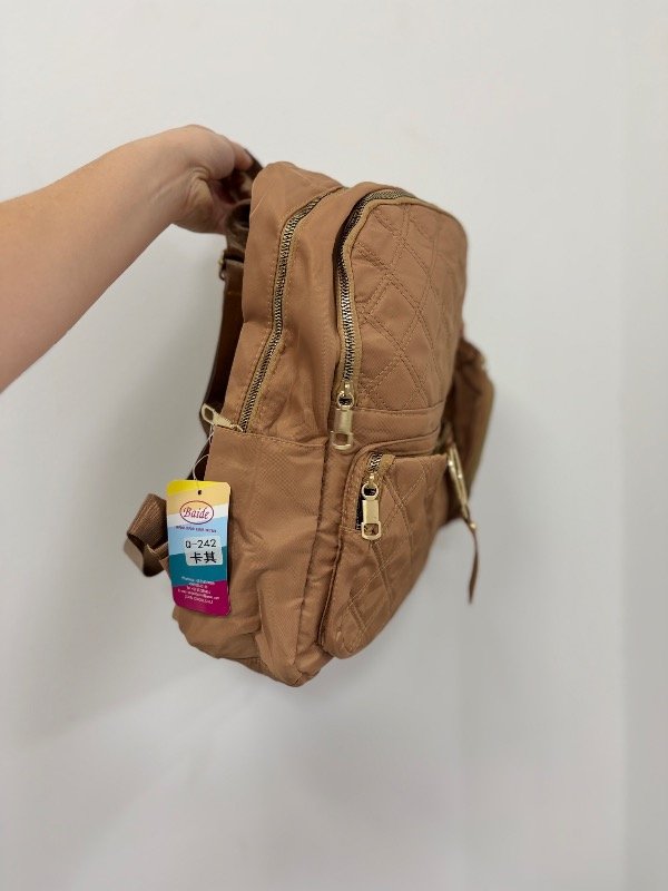 Producto - Mochila tipo impermeable beige con dije dorado - 1