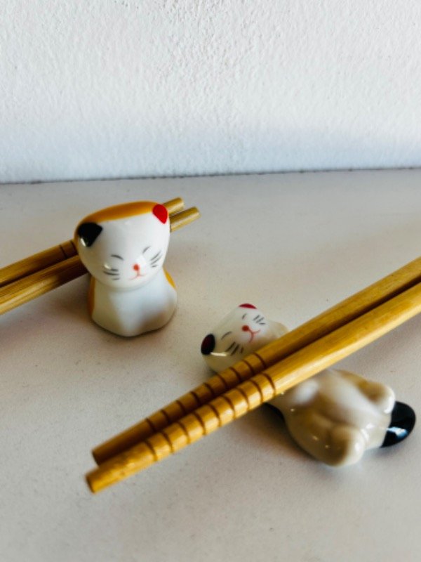 Producto - Pack sushi con 2 gatitos apoya palitos + palitos