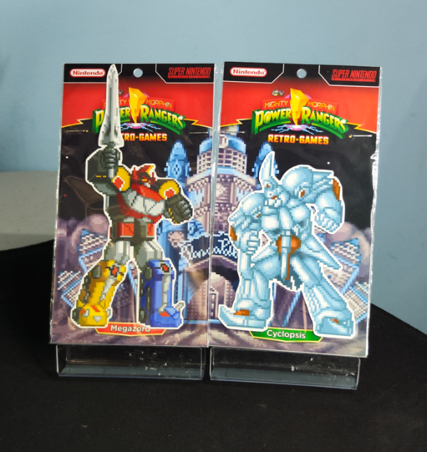 Producto - Set Sticker Megazord vs Cyclopsis 12 cm Mighty Morphin Power Rangers Retro Games - 0