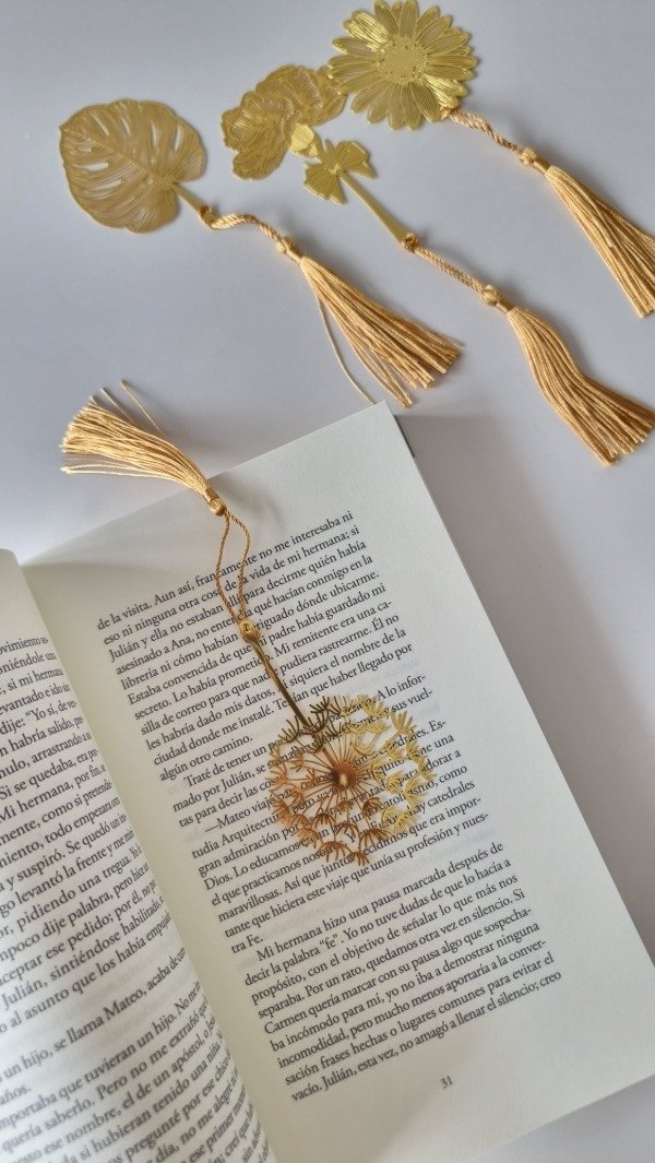 Producto - Señalador de acrílico dorado + borla