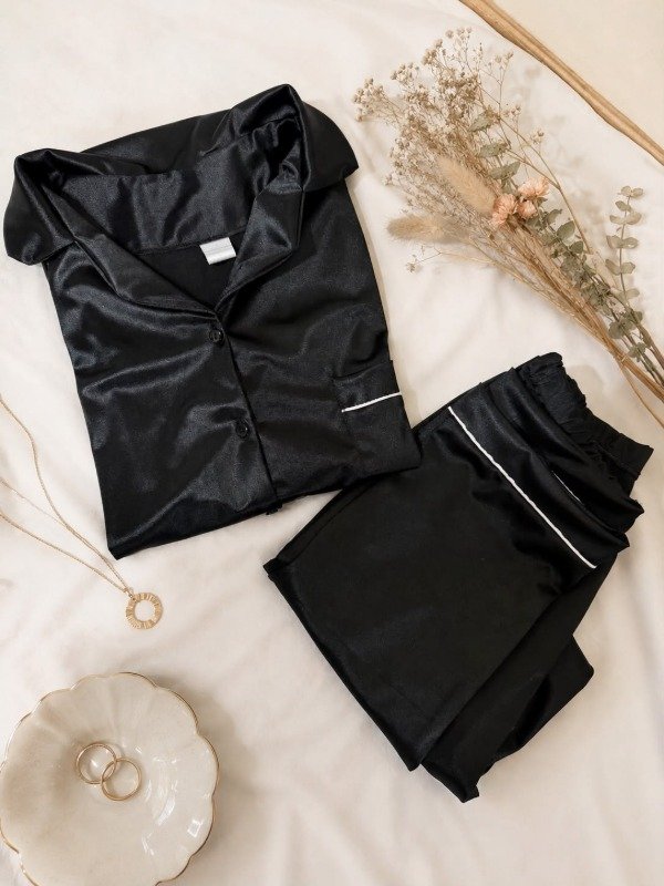 Producto - PIJAMA CAMISERO SATEN NEGRO / PRE-SAVE EDICION LIMITADA