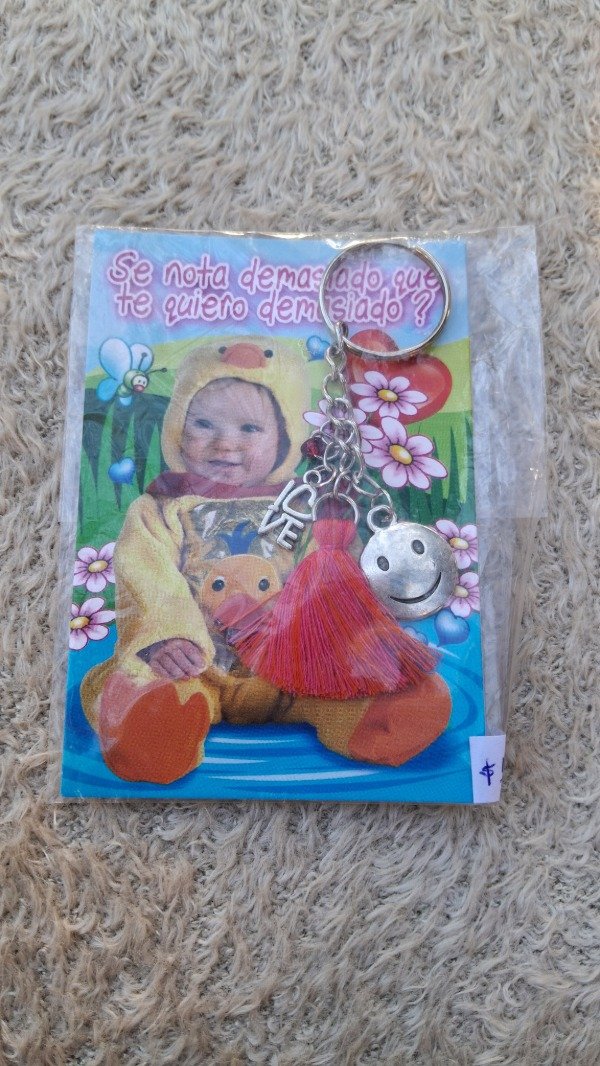 Producto - Llavero borla y dijes de fundición con tarjeta