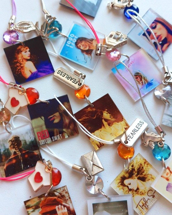 Producto - CHARMS ALBUMS ERAS SORPRESA